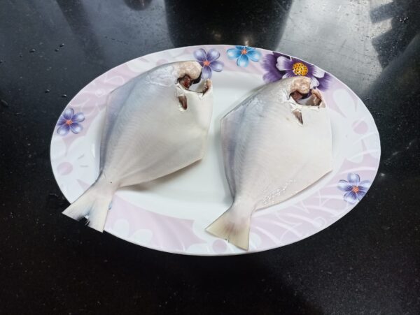 White pomfret medium( 200-250 gms each) - Whole and cleaned